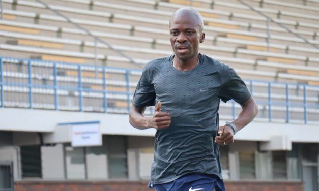 Stephen Mokoka corre a 3’12’’/km y  pulveriza el récord del mundo de 50km en ruta